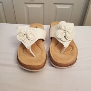 Clarks Collection White Faux Leather Flower Thong Sandals Wedge Slide Womens 8M